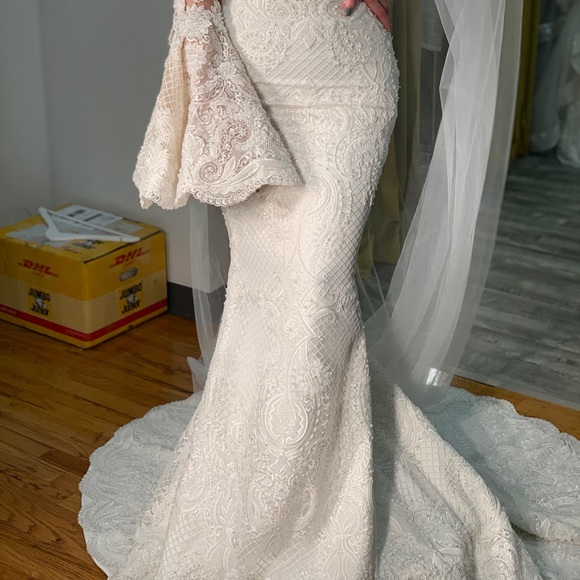 Wedding dress - Picture 1 of 11
